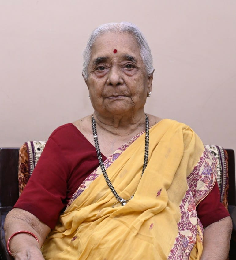 जळगावचे माजी अध्यक्ष श्री. दत्तात्रय सोमण यांच्या पत्नी सौ. कुमुदिनी दत्तात्रय सोमण यांना वयाच्या ८० व्या वर्षी देवाज्ञा