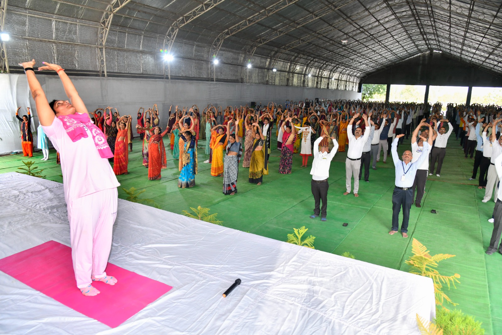 उत्तम आरोग्यासाठी जैन इरिगेशनच्या सहकाऱ्यांकडून योग साधना