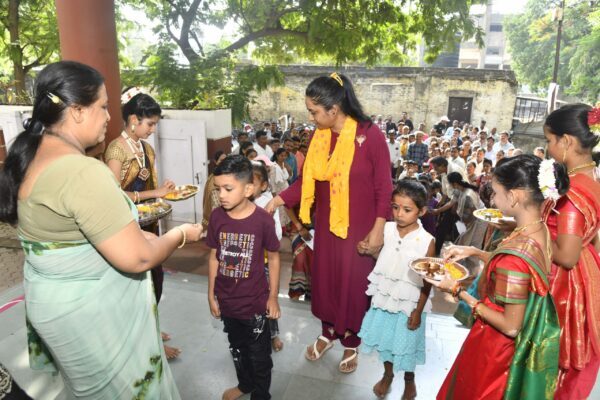 अनुभूती इंग्लिश स्कूलच्या पहिल्या इयत्तेतील शिशूंचे स्वागत