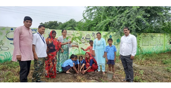 रवंजे येथे जि.प मराठी शाळेत वृक्षारोपण व संवर्धन उत्साहात